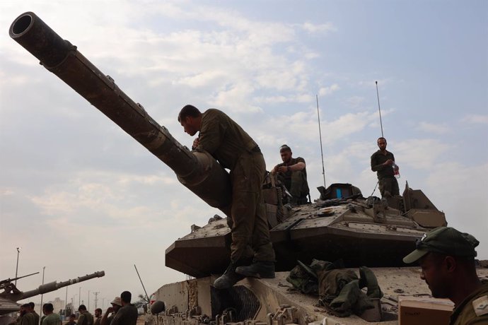 Militares y carros de combate del Ejército de Israel cerca de la frontera con la Franja de Gaza (archivo)