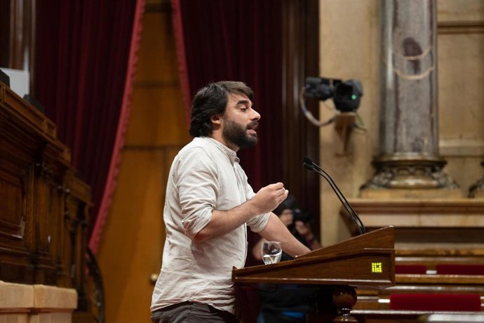 Archivo - El portavoz de Podem Catalunya, Lucas Ferro, interviene durante un pleno en el Parlament, a 4 de octubre de 2022, en Barcelona