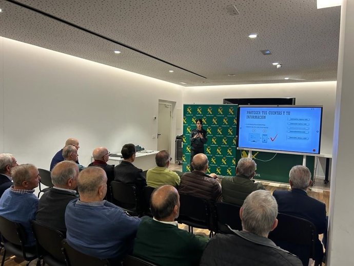 Guardias civiles ayudan a personas mayores en materia de seguridad, viajes e Internet.