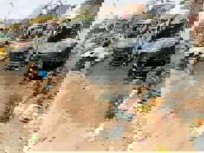 Archivo - KHARTOUM, Sept. 29, 2023  -- This photo taken on Sept. 28, 2023 shows passenger buses hit by an artillery shell launched by the Sudanese paramilitary Rapid Support Forces at Al-Jarrafa neighborhood, Sudan. Violent clashes continued Thursday be