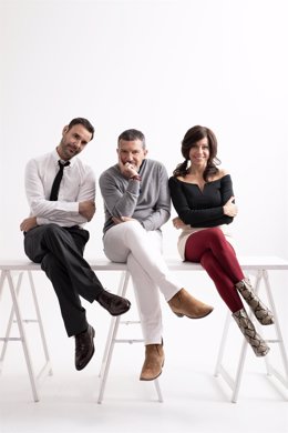 Archivo - Los actores protagonistas del musical Miquel Fernández y María Adamuz junto a Antonio Banderas director del espectáculo 'Tocando nuestra canción', el musical cuyo estreno se podrá disfrutar en junio en el Teatro del Soho CaixaBank.