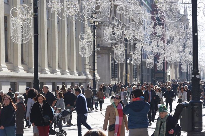 Turistas y sevillanos disfrutan del ambiente navideño por la avenida de la Constitución, en una imagen reciente.