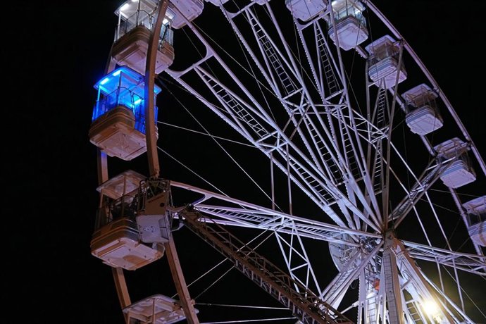 Unos bomberos rescatan a varias personas de la cabina de una noria, a 28 de diciembre de 2023, en San Sebastián, Guipúzcoa, País Vasco (España)
