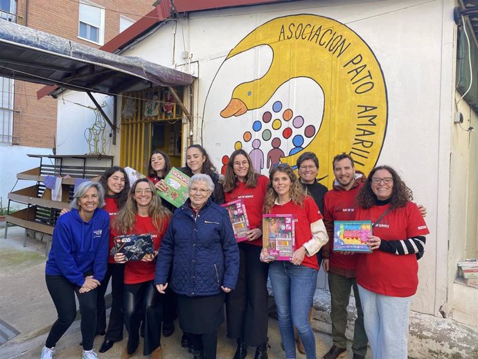 Voluntarios de Lilly, junto a la directora de la Fundación United Way, Marina Fuentes, rodean a Pilar Aural, fundadora de la asociación Pato Amarillo