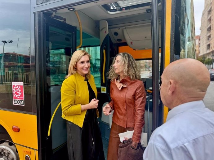 Salomé Pradas en un autobús que cubre el área metropolitana