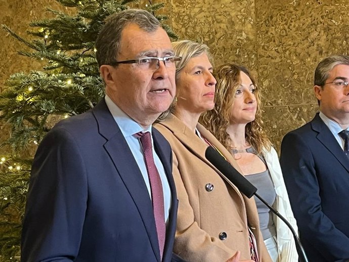 El alcalde José Ballesta durante su comparecencia ante los medios de comunicación para abordar los objetivos para el municipio de Murcia de cara al próximo año 2024, tras el tradicional desayuno navideño con la prensa