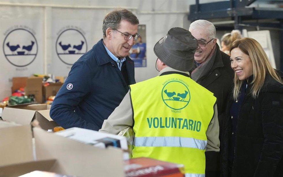 El líder del PP, Alberto Núñez Feijóo, exige al Gobierno medidas contra el aumento de la pobreza en una visita al Banco de Alimentos . En Madrid, a 29 de diciembre de 2023.