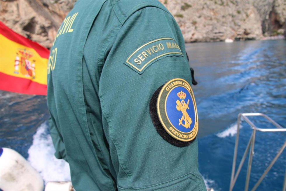 Archivo - Un agente de Servicio marítimo de la Guardia Civil. Archivo.
