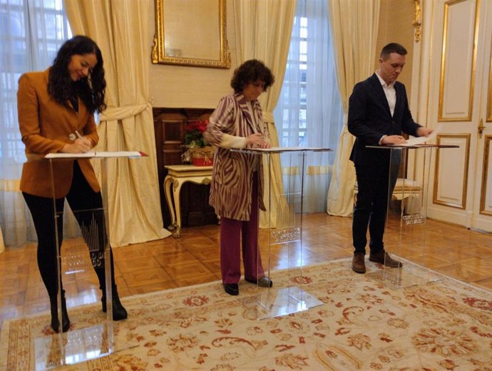 La regidora compostelana, Goretti Sanmartín (BNG), su teniente de alcaldesa, María Rozas (CA), y el secretario xeral del PSOE santiagués, Aitor Bouza, firman el acuerdo de presupuestos para 2024