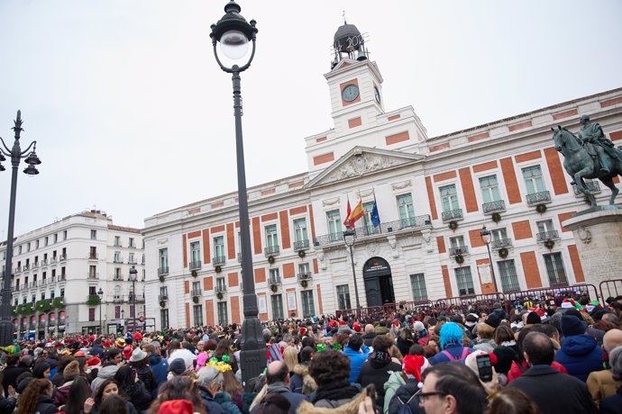Varias personas celebran las Preuvas en la Puerta del Sol, a 31 de diciembre de 2023, en Madrid (España). 
