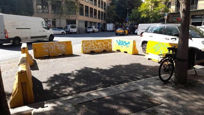 Bloques de hormigón para delimitar una terraza provisional en Barcelona.