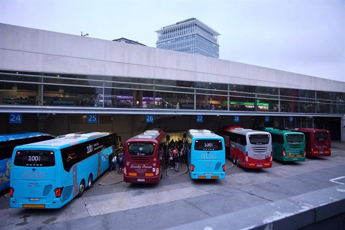 Varios buses en la estación de autobuses de Méndez Álvaro, a 10 de diciembre de 2023, en Madrid