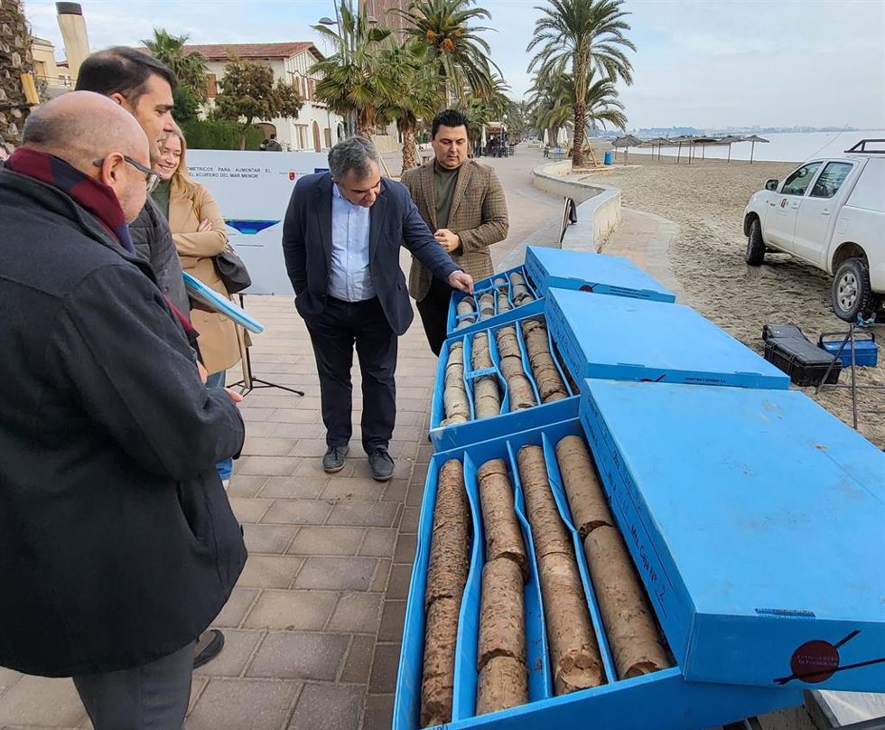 El consejero de Medio Ambiente, Universidades, Investigación y Mar Menor, Juan María Vázquez, y el alcalde de San Javier, José Miguel Luengo, observan unas de las 630 cajas de los testigos que se han recopilado
