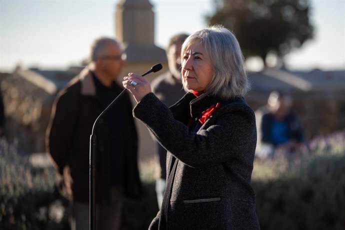 La presidenta de la Assemblea Nacional Catalana, Dolors Feliu, ofrece declaraciones durante la ofrenda floral anual a la tumba del expresidente de la Generalitat Francesc Maci, en el cementerio de Montjuic.