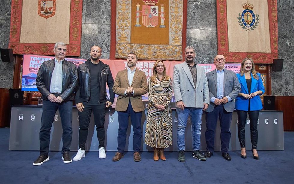 Foto de familia tras la presentación del Tenerife Music Festival en el Cabildo de Tenerife