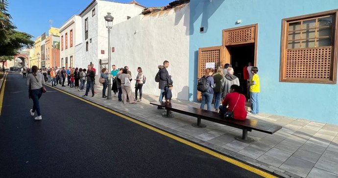 Archivo - Cola para comprar entradas para asistir al espectáculo de recepción de SSMM los Reyes Magos de Oriente en el Estadio Heliodoro Rodríguez López