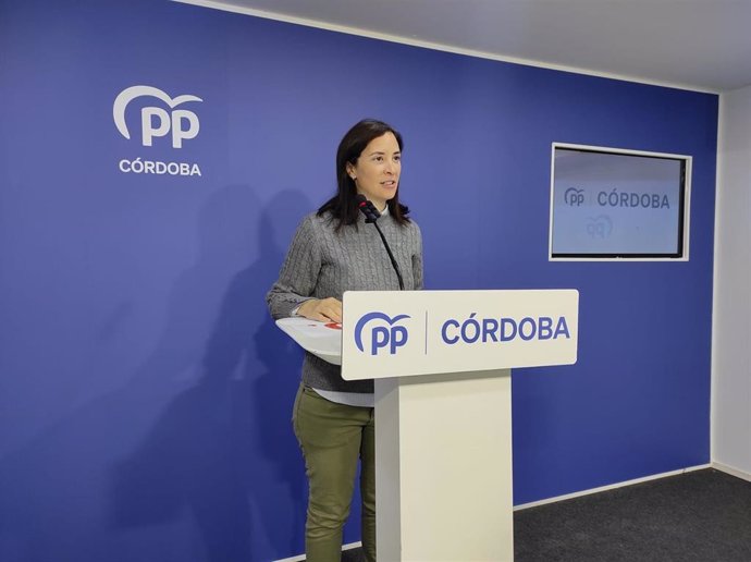 La senadora del PP de Córdoba Cristina Casanueva, en rueda de prensa.