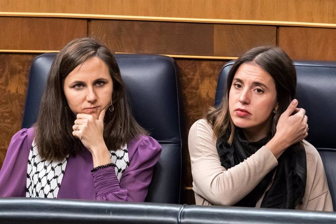 Archivo - Imagen de recurso de la líder de Podemos , Ione Belarra (i), y la exministra de Igualdad Irene Montero (d) en el Congreso de los Diputados, a 15 de noviembre de 2023, en Madrid (España). 