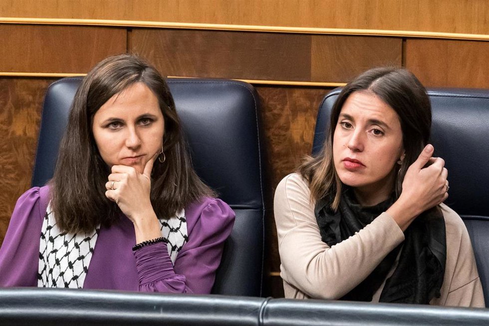 Archivo - Imagen de recurso de la líder de Podemos , Ione Belarra (i), y la exministra de Igualdad Irene Montero (d) en el Congreso de los Diputados, a 15 de noviembre de 2023, en Madrid (España).