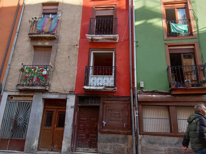 Edificios de la calle Santo Domingo afectado por un incendio en una vivienda okupada