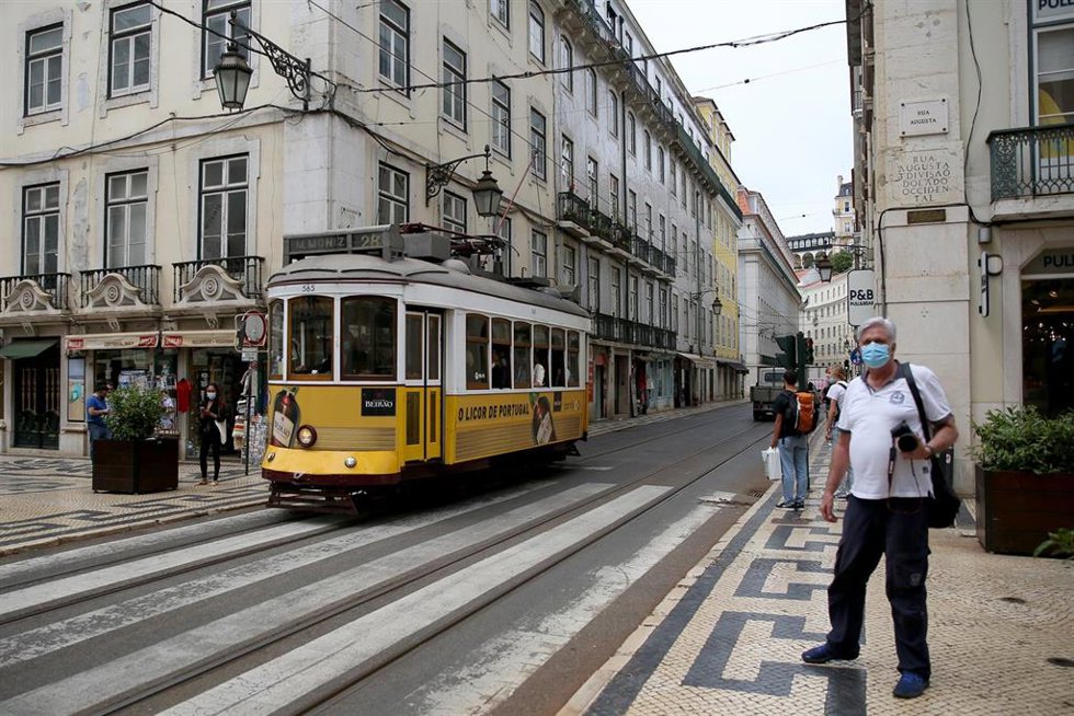 Archivo - Un tranvía en el centro de Lisboa