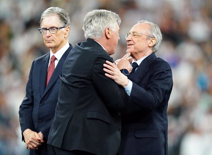 Archivo - 28 May 2022, France, Paris: Real Madrid president Florentino Perez (R) with manager Carlo Ancelotti (C) as Liverpool owner John W.Hentry look on dejected following the UEFA Champions League final soccer match between Liverpool FC and Real Madr