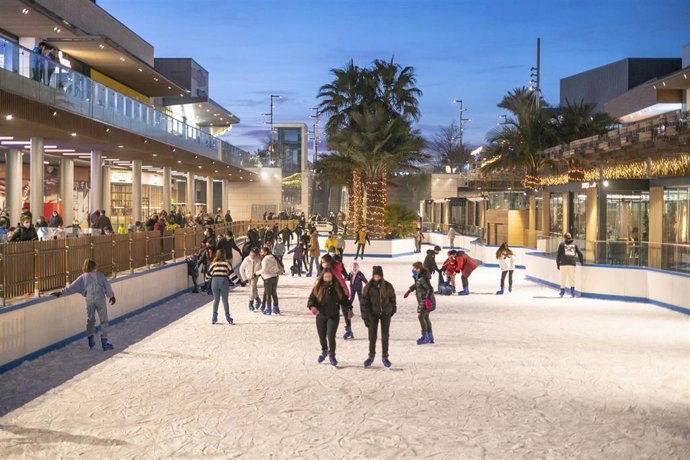 Puerto Venecia abre la mayor pista de hielo natural de España