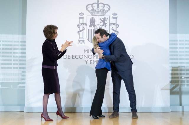 (I-D) La nueva vicepresidenta primera y ministra de Hacienda, María Jesús Montero, la exministra de Economía, Comercio y Empresa, Nadia Calviño, y el nuevo ministro de Economía, Comercio y Empresa, Carlos Cuerpo, durante el acto de traspaso 