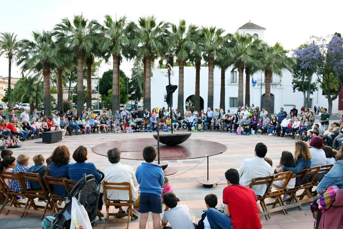 Ayuntamiento De Tomares: Nota De Prensa Y Carteles (El Clown Y El Circo De Calle Llenarán De Animación Tomares Del 2 Al 4 De Enero)