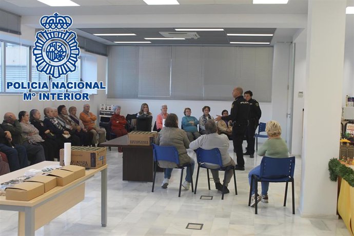 La Policía imparte una charla a mayores del distrito Sur para evitar que sean víctimas de ciertos delitos.
