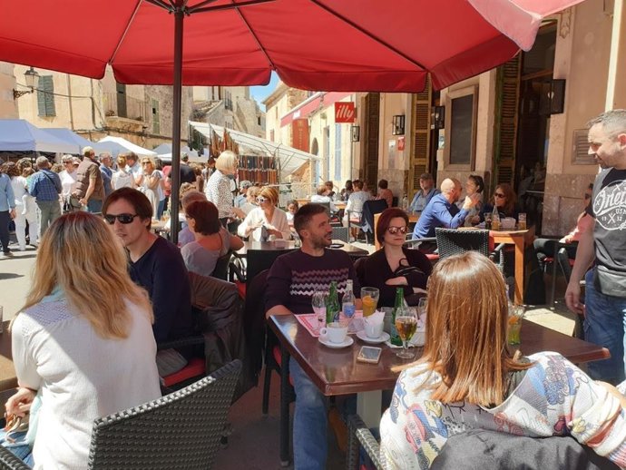 Archivo - Una terraza de un restaurante de Ses Salines en una foto de archivo.