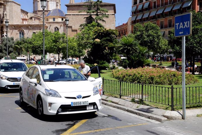 Archivo - Taxis en la plaza de la Reina de València