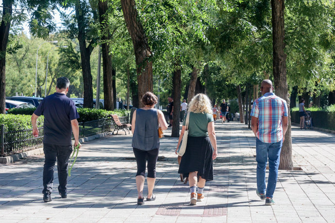 Archivo - Varias personas pasean por el Parque del Oeste, a 30 de septiembre de 2023, en Madrid, (España). Septiembre dará paso a un octubre inmerso en un episodio de calor, con un veranillo de San Miguel, al coincidir con dicha festividad, las temperat