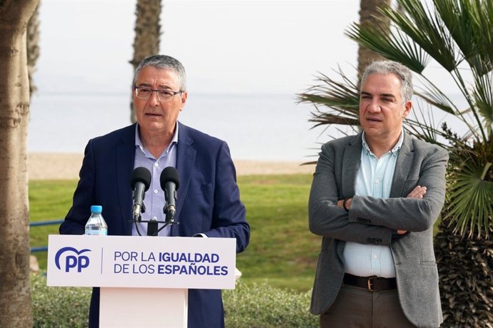 El vicepresidente del PP de Málaga Francisco Salado, junto al vicesecretario de Coordinación Autonómica, Local y Análisis Electoral del PP, Elías Bendodo.