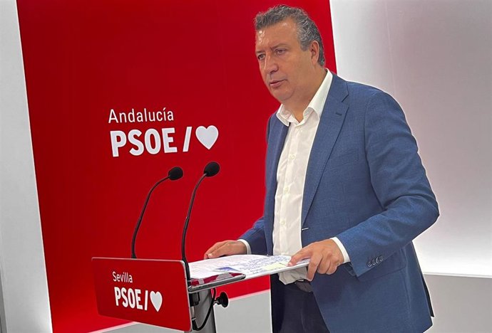 Archivo - Javier Fernández, en la sede del PSOE, en una foto de archivo.