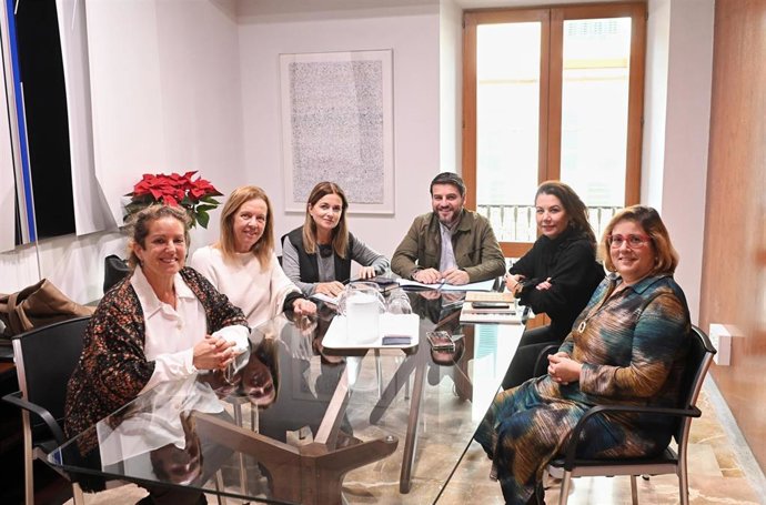 Los regidores del Ayuntamiento de Palma del PP Javier Bonet, Mercedes Celeste y Carmen Lliteras; y las regidoras de Vox Gari Durán, Sara Cerdó y Jeronima Mayans; en la reunión de constitución de la mesa de seguimiento del acuerdo de gobierno municipal.