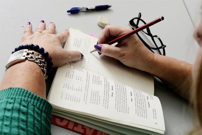 Archivo - Arxiu - Imatge de recurs d'una persona escrivint.