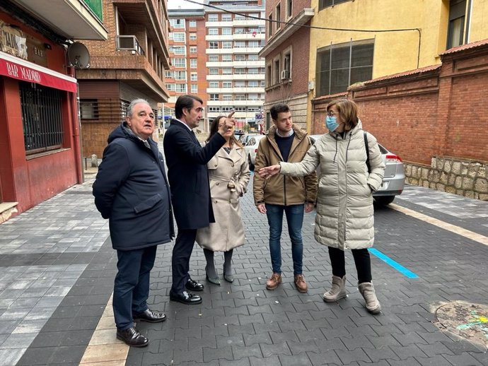 Suárez-Quiñones con la alcaldesa y la presidenta de la Diputación visita las obras de la calle Mayor Antigua.