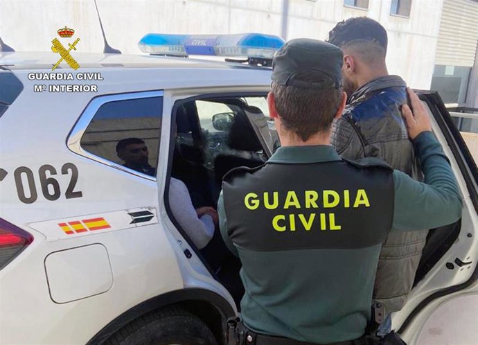 Imagen de uno de los detenidos, custodiado por la Guardia Civil