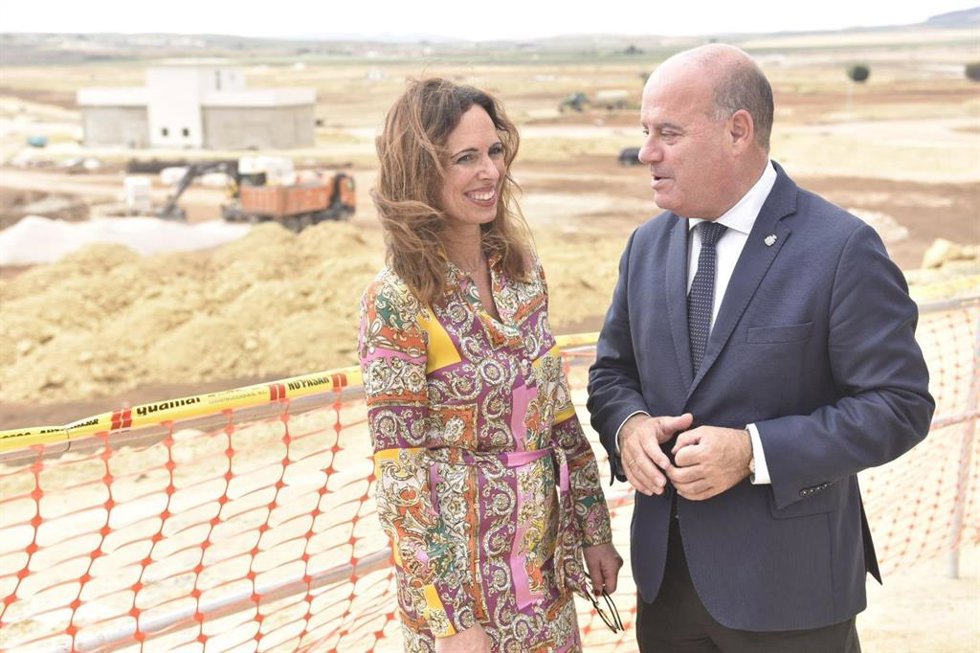 La consejera de Fomento, Rocío Díaz, y el alcalde de Antequera, Manuel Barón.