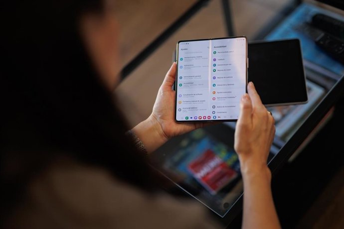 Una persona muestra las opciones de accesibilidad de un teléfono móvil.