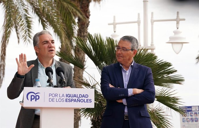El vicesecretario de Coordinación Autonómica y Local y Análisis Electoral del PP, Elías Bendodo, junto al presidente de la Diputación de Málaga, Francisco Salado.