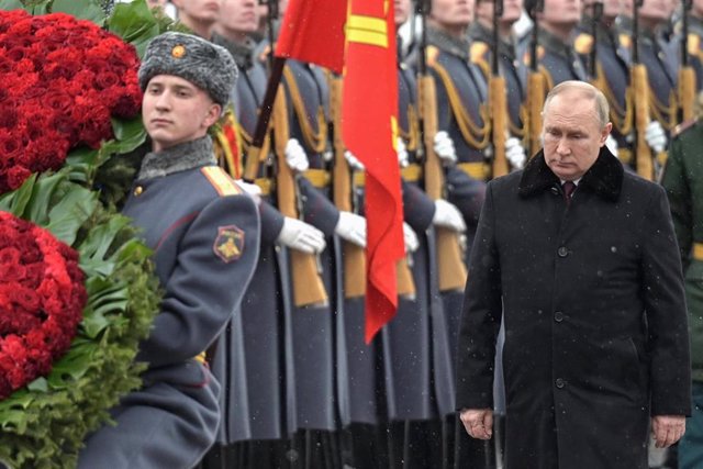 Archivo - El presidente de Rusia, Vladimir Putin, durante un homenaje en Moscú a los soldados caídos