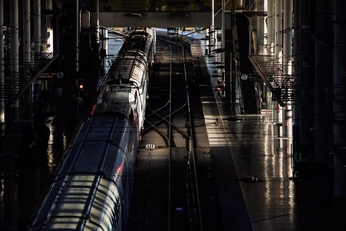 Vista general de las vías con un tren, durante la operación salida con motivo de las fiestas navideñas, en la estación de Atocha, a 22 de diciembre de 2023, en Madrid (España). 