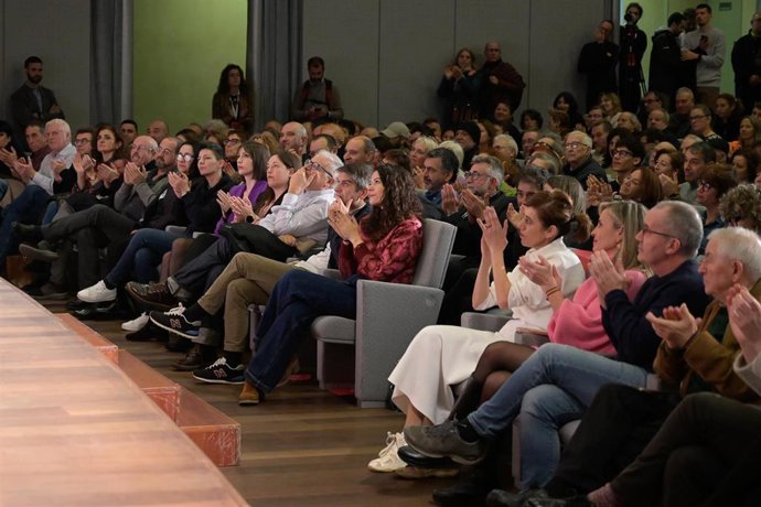 Asistentes a la presentación del proyecto de Sumar Galicia, en Palexco, a 16 de diciembre, en A Coruña, Galicia (España). Yolanda Díaz ha asistido hoy a A Coruña para presentar la comisión promotora de Sumar Galicia, en un acto en el que su formación pr