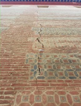 Archivo - La iglesia de Santa María del Sagrario, en el recinto de la Catedral de Málaga, presenta grietas y fisuras en su paramento norte, planteándose por parte del Obispado su intención de realizar mejoras a la cimentación existente bajo el edificio.