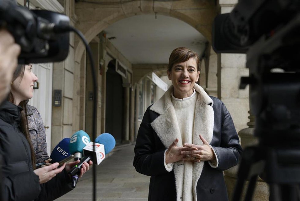 La portavoz de Sumar en el Congreso, Marta Lois, ofrece declaraciones a los medios para valorar el discurso del Rey Felipe VI, en la Praza Maior de Ourense, a 25 de diciembre de 2023, en Ourense, Galicia (España). El Rey Felipe VI ha apelado en su tradi