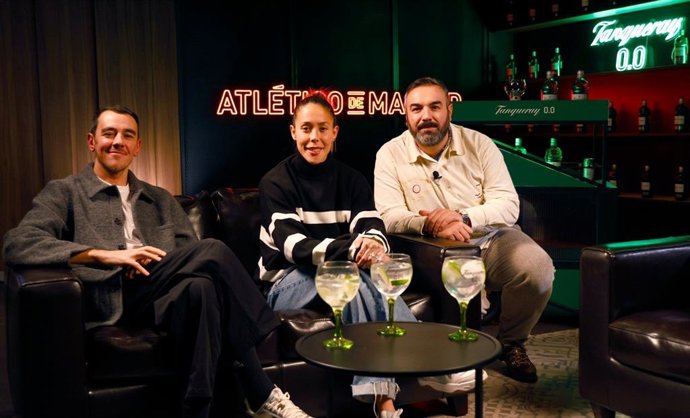 Lola Gallardo junto al dúo cómico Pantomima Full