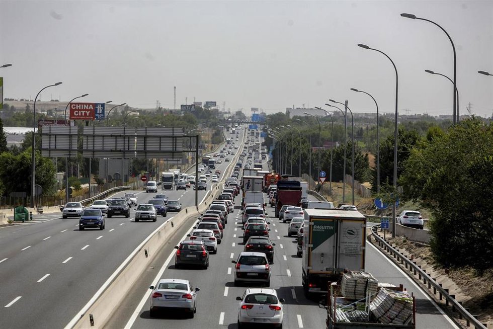 Archivo - Varios vehículos en la carretera de Andalucía