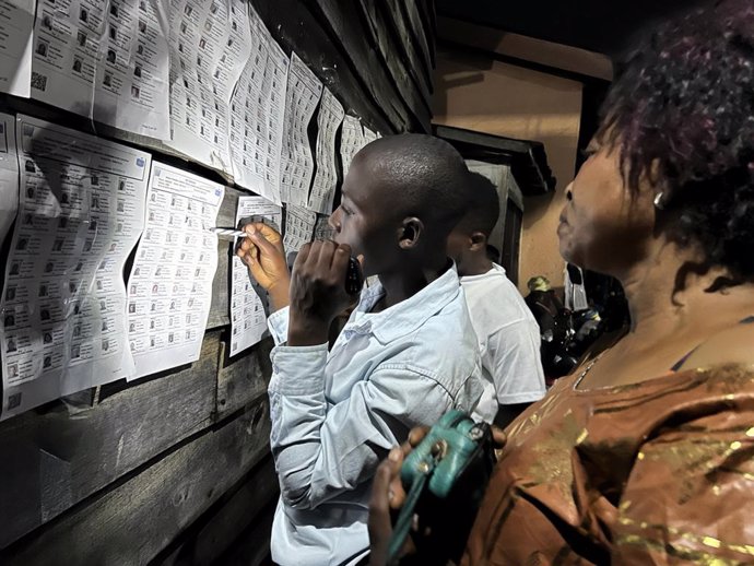 Varios congoleños miran una lista de votantes en Goma, en el este de República Democrática del Congo (RDC), de cara a las elecciones generales del 20 de diciembre de 2023 (archivo)